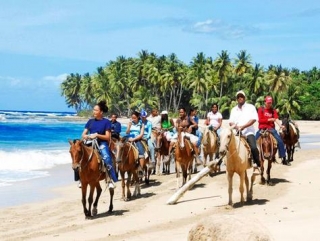 Ruta a caballo por la playa
